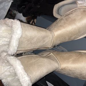 Cream boots , size 8 , never worn , not sure of brand